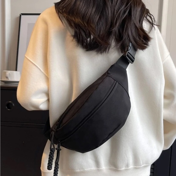 NWT bum bag lots of zippers! - Picture 3 of 7